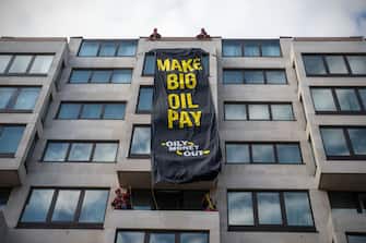 LONDON, ENGLAND - OCTOBER 17: Climate activists hang a banner from the Intercontinental Hotel on October 17, 2023 in London, England. Activists join an environmental protest as the Energy Intelligence Forum conference takes place in Mayfair. (Photo by Carl Court/Getty Images)