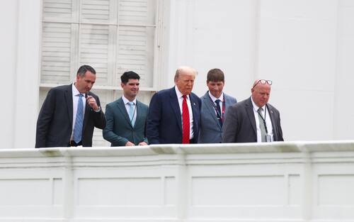 epa12284463 US President Donald J. Trump (C) tours the roof at the White House in Washington, DC, USA 05 August 2025. President Trump has announced the construction of a new ballroom addition of approximately 90,000 total square feet of ornately designed and carefully crafted space, with a seated capacity of 650 people.  EPA/SAMUEL CORUM / POOL