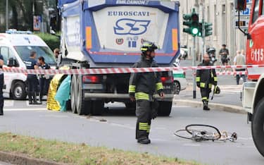 Il luogo dell'incidente dove una ciclista è stata travolta e uccisa da un camion in centro a Milano, 29 agosto 2023.
ANSA/Paolo Salmoirago
