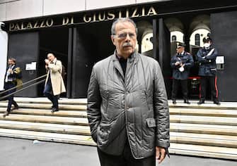 Furio Truzzi presidente di Assoutenti liguria, davanti al palazzo di Giustizia di Genova prima di depositarlo in Tribunale. Genova, 20 aprile 2022
ANSA/LUCA ZENNARO