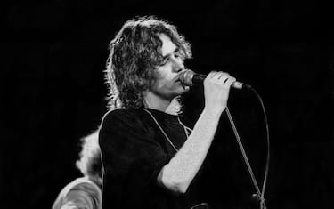 American alt-and folk/rock musician and singer-songwriter Jeff Buckley (1966-1997) performs at the 'Greetings from Tim Buckley' concert, a tribute to his father, at Arts at St. Ann, St. Ann's Church, Brooklyn, New York, April 26, 1991. (Photo by Jack Vartoogian/Getty Images)