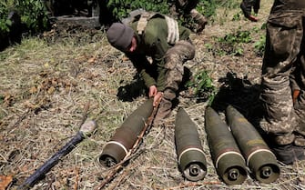 epa09999060 Ukrainian servicemen prepapre ammunition for a M777 howitzer at a frontline in the Donetsk area, Ukraine, 06 June 2022 amid heavy battles in the region. On 24 February, Russian troops had entered Ukraine causing fighting and destruction in the country and a humanitarian crisis.  EPA/STR