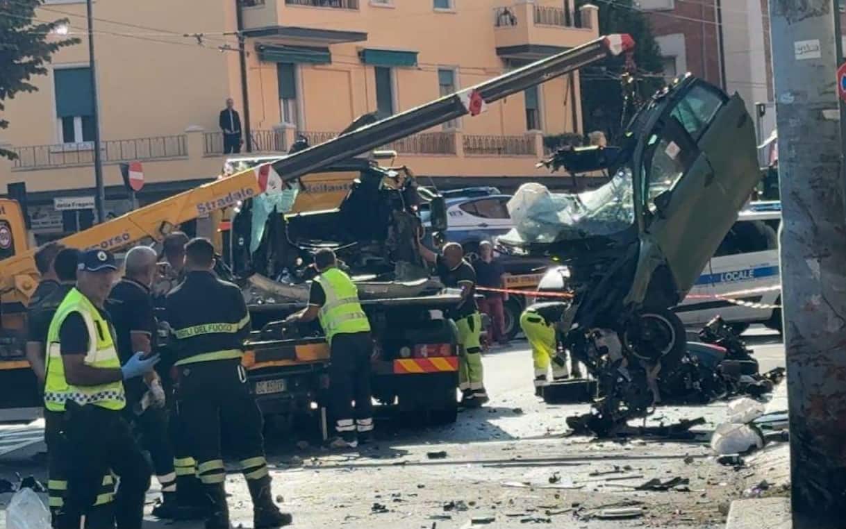 Bologna, auto finisce contro palo durante inseguimento della polizia: morto 18enne. VIDEO