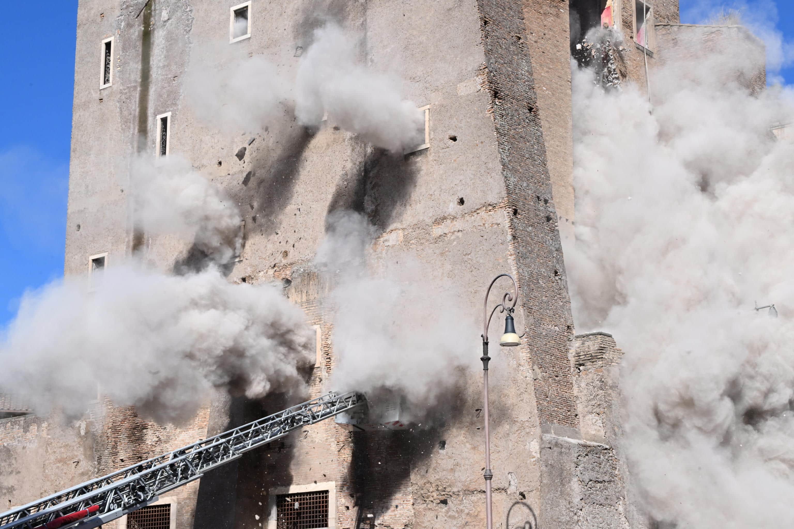 Il secondo crollo della Torre a Largo Corrado Ricci, nei Fori Imperiali a Roma, che ha investito la squadra dei vigili del fuoco che stava operando per estrarre l'operaio ancora bloccato tra le macerie, 3 novembre 2025. 
ANSA/MAURIZIO BRAMBATTI