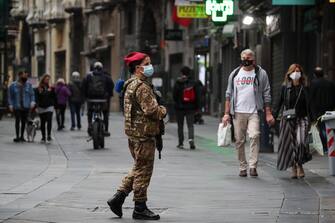 Napoli, la Campania in zona rossa: I soldati dell'esercito italiano pattugliano il centro della città