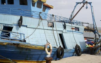 +++RPT CON DIDASCALIA CORRETTA +++
Uno dei due barconi, a bordo del quale viaggiavano centinaia di migranti, approdato al Porto di Lampedusa, 3 ottobre 2013. 
L'altro barcone è, invece, affondato durante la navigazione e il bilancio provvisorio è di 94 morti e 151 superstiti.
ANSA/ CLAUDIO PERI

