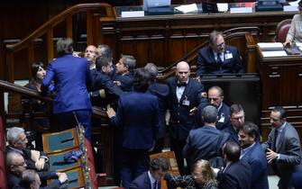 Prima del voto, bagarre in Aula e seduta sospesa