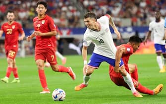 epa11433547 United States forward Christian Pulisic (C) tangles with Bolivia midfielder Hector Cuellar (R) during the second half of the CONMEBOL Copa America 2024 group C match between USA and Bolivia, in Arlington, Texas, USA, 23 June 2024.  EPA/KEVIN JAIRAJ