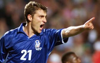 SMM36-19980617-MONTPELLIER: Italian forward Christian Vieri jubilates after scoring the 3rd goal for his team and his second in the game, 17 June at the Stade de la Mosson in Montpellier during the 1998 Soccer World Cup Group B first round match between Italy and Cameroon. Italy won 3-0. (At R Cameroon's goalkeeper Jacques Songo'o) (ELECTRONIC IMAGE)    EPA PHOTO/AFP/BORIS HORVAT