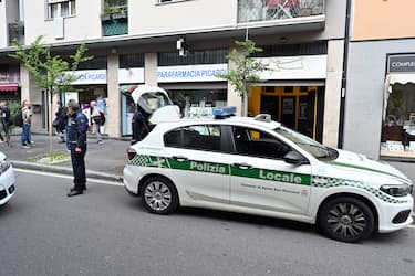 L'intervento della polizia locale nell'abitazione in via Picardi 124, Sesto San Giovanni (Milano), 13 maggio 2024. ANSA/SERGIO PONTORIERO