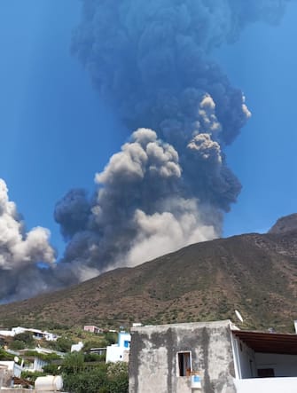 La nuova forte esplosione con l'emissione di flussi piroplastici è stata registrata alle 14:09 sullo Stromboli dalla rete di monitoraggio dell'Istituto nazionale di geofisica e vulcanologia. Sull'isola, come già avvenuto nei giorni scorsi, si è alzata una nube altissima di vapore con ricaduta di cenere.
ANSA/Gianluca Giuffre'