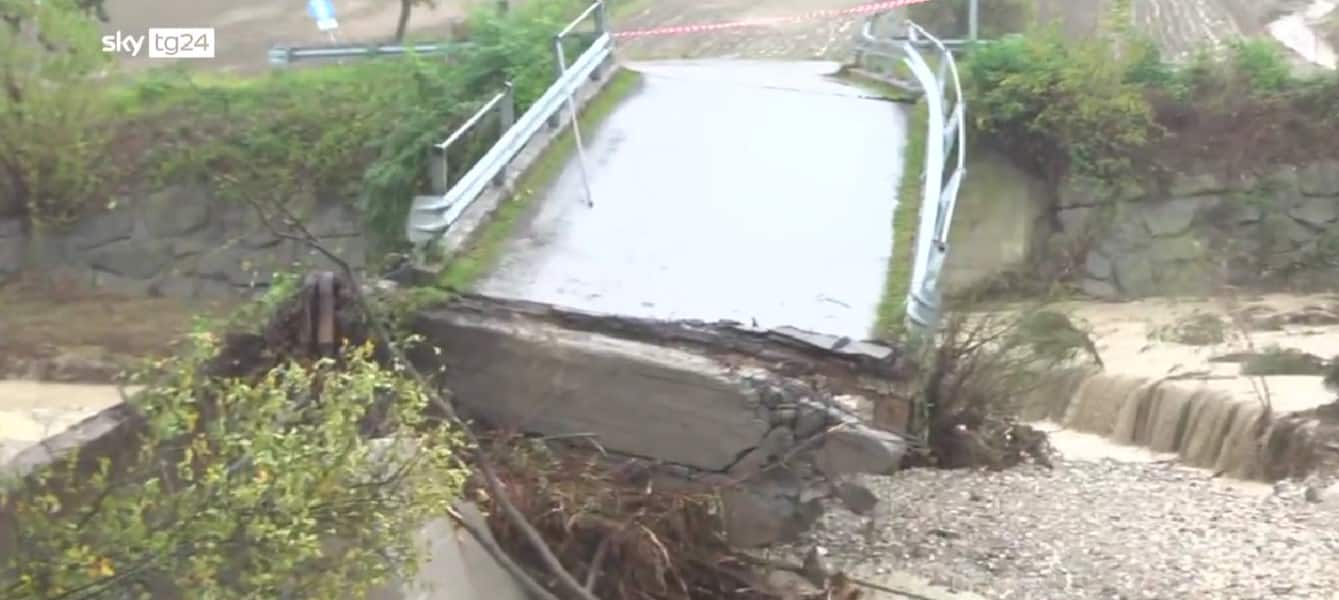 Il ponte crollato a Fornovo (Parma)