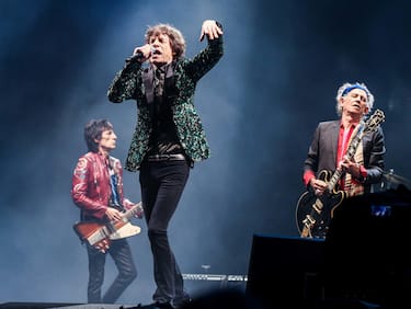(KIKA) - PILTON - E&#39; iniziata con il botto la prima giornata del Festival musicale di Glastonbury in Inghilterra, evento che ogni anno vede suonare le piÃ¹ importanti band e partecipare celebrities internazionali.A dare il via alle danze ci hanno pensato niente di meno che i Rolling Stones: Mick Jagger, Keith Richards e Ron Woods hanno fatto scatenare e ballare a ritmo di successi senza tempo i tantissimi fan sopraggiunti per assistere alla loro performance.Oltre al famoso gruppo britannico, si sono esibititanti altri gruppi come i Primal Scream. Ad applaudirli ci ha pensato una modella dallo charme e bellezza incontrastata: Kate Moss. La moglie di Jamie Hince Ã¨ stata fotografata insieme ad amici durante il concerto della band scozzese.Â 

