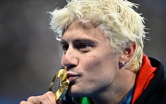 (240728) -- PARIS, July 28, 2024 (Xinhua) -- Gold medalist Nicolo Martinenghi of Italy kisses the medal after the awarding ceremony of men's 100m breaststroke of swimming at the Paris 2024 Olympic Games in Paris, France, July 28, 2024. (Xinhua/Wang Peng) - Wang Peng -//CHINENOUVELLE_CHINE1302/Credit:CHINE NOUVELLE/SIPA/2407291002