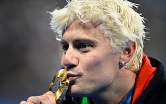 martinenghi medaglia olimpiadi (240728) -- PARIS, July 28, 2024 (Xinhua) -- Gold medalist Nicolo Martinenghi of Italy kisses the medal after the awarding ceremony of men's 100m breaststroke of swimming at the Paris 2024 Olympic Games in Paris, France, July 28, 2024. (Xinhua/Wang Peng) - Wang Peng -//CHINENOUVELLE_CHINE1302/Credit:CHINE NOUVELLE/SIPA/2407291002