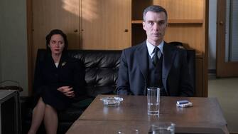 L to R: Emily Blunt is Kitty Oppenheimer and Cillian Murphy is J. Robert Oppenheimer in OPPENHEIMER, written, produced, and directed by Christopher Nolan.