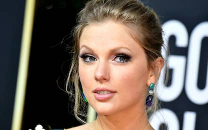 Taylor Swift si prende gioco dell'ex manager con una cover misteriosa