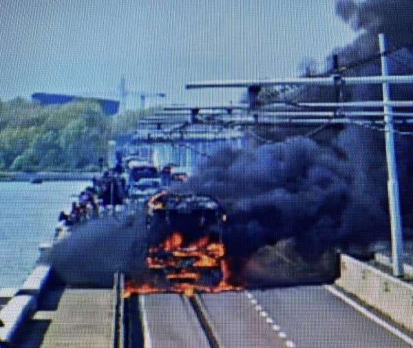 Un pullman di linea andato a fuoco mentre si trovava circa a metà del tratto sulla laguna sul ponte translagunare tra Venezia e Mestre, 21 aprile 2023. ANSA