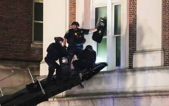 epa11311434 New York City police officers use a ramp on an armored vehicle to enter Hamilton Hall at Columbia University after pro-Palestinian protestors barricaded themselves in the building earlier in the day in New York, New York, USA, 30 April 2024. Students have been protesting the university's investments in Israel and showing their support for Palestine for over two weeks, also inspiring other students nationwide to do the same.  EPA/STEPHANI SPINDEL