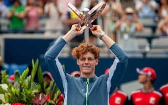 epa10799187 Jannik Sinner of Italy holds the trophy after defeating Alex De Minaur of Australia during  the men's final match at the 2023 National Bank Open tennis tournament in Toronto, Canada, 13 August 2023.  EPA/EDUARDO LIMA