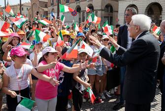 Il Presidente della Repubblica Sergio Mattarella saluta i cittadini nel corso della visita a Forlì, 30 maggio 2023.  
An handout image provided by Quirinale press office shows Italian President Sergio Mattarella greeting the citizens on the occasion of his visit to the areas of Emilia-Romagna affected by the flood, in Forlì, Italy, 30 May 2023.
ANSA/PAOLO GIANDOTTI - UFFICIO STAMPA PER LA STAMPA E LA COMUNICAZIONE DELLA PRESIDENZA DELLA REPUBBLICA ++HO - NO SALES EDITORIAL USE ONLY++ NPK++