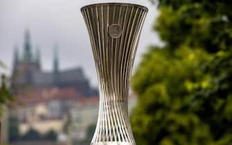 epa10675383 A replica of the UEFA Conference League Trophy is displayed in Prague, Czech Republic, 06 June 2023. West Ham United will face Fiorentina in the UEFA Conference League final in Prague on 07 June 2023.  EPA/MARTIN DIVISEK
