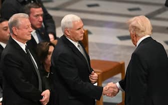 trump pence funerali carter Former US Vice President Al Gore (L) watches as former Vice President Mike Pence (C) shakes hands with President-elect Donald Trump before a State Funeral Service for former US President Jimmy Carter at the Washington National Cathedral in Washington, DC, on January 9, 2025. (Photo by Mandel NGAN / POOL / AFP)