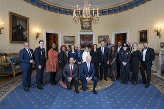 La democrazia “non è garantita: va guadagnata, difesa e protetta. Non c’è posto in America per l’intimidazione e la violenza politica”. Così Joe Biden ricordando il 6 gennaio del 2021