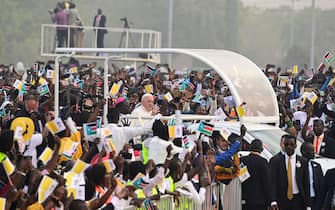 Papa Francesco all'arrivo per la messa al Mausoleo John Garang di Giuba