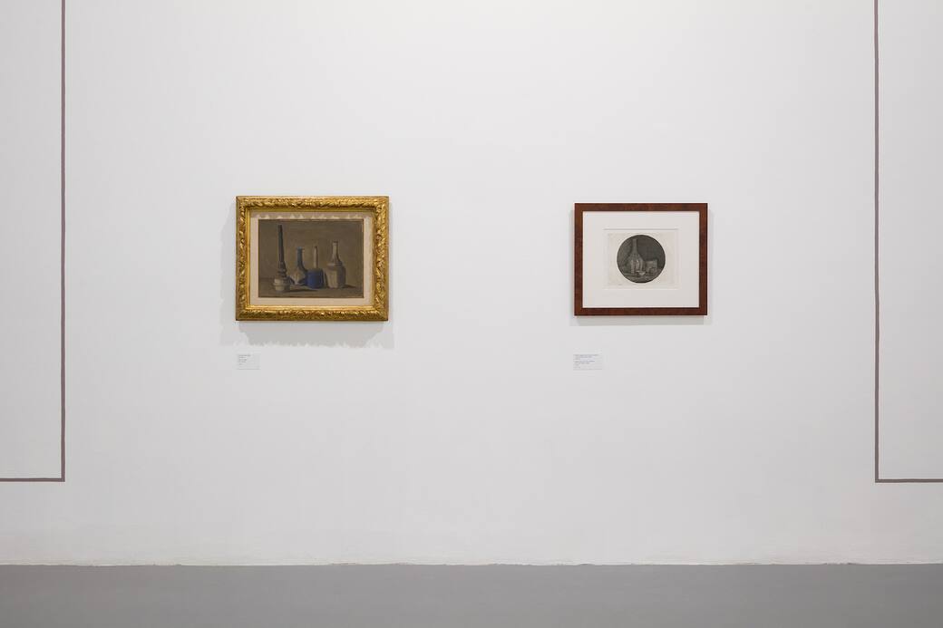 Exhibition Giorgio Morandi, Zachęta – National Gallery of Art, 18.07- 05.10.2025, from left: Giorgio Morandi: Still Life, 1941, Large Circular Still Life with Bottle and Three Objects, 1946, photo by Daniel Rumiancew / Zachęta archive, CC BY-SA