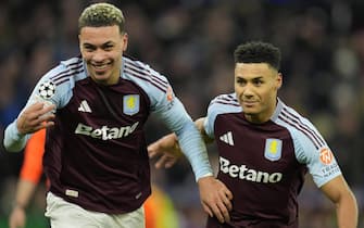 epa11862377 Aston Villa's Morgan Rogers (L) celebrates with Ollie Watkins (R) after scoring the 4-2 during the UEFA Champions League match between Aston Villa and Celtic in Birmingham, Britain, 29 January 2025.  EPA/TIM KEETON