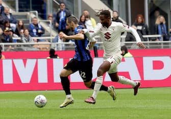 Inter Milan s Henrih Mkhitaryan (L) challenges for the ball with Torino s Adrien Tameze during the Italian serie A soccer match between Fc Inter  and Torino at  Giuseppe Meazza stadium in Milan, 28 April 2024.
ANSA / MATTEO BAZZI