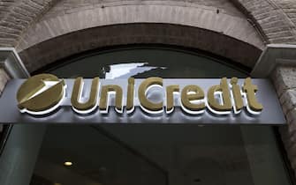epa05563378 (FILE) A file picture dated 23 MArch 2016 shows the logo of a branch of the UniCredit Group Bank in Siena, Italy.  Banking shares across Europe took a dip on 30 September 2016 after  Deutsche Bank shares on 30 September 2016 plummeted at the Frankfurt stock market's early trading by more than six percent.  EPA/MATTIA SEDDA