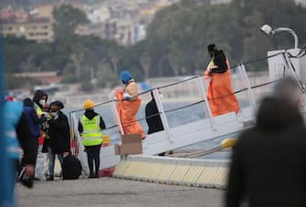 Arrivata nel porto di Reggio Calabria la nave Diciotti della Guardia costiera con a bordo 589 migranti provenienti da Lampedusa, 15 marzo 2023. A bordo si trovano, secondo le indicazioni, donne singole e numerosi nuclei familiari con bambini. Nave Diciotti è attraccata al molo di ponente. Le operazioni di sbarco sono coordinate dalla Prefettura. Sul molo anche personale di Frontex. Dopo lo sbarco i migranti verranno poi trasferiti secondo il piano di riparto predisposto dal Ministero dell'Interno. ANSA/Marco Costantino