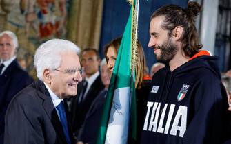 La cerimonia al Quirinale Il Presidente della Repubblica Sergio Mattarella (S) e Gianmarco Tamberi durante la cerimonia di restituzione della Bandiera degli atleti italiani di ritorno dai Giochi Olimpici e Paralimpici di Parigi 2024, Quirinale, Roma 23 settembre 2024. ANSA/FABIO FRUSTACI