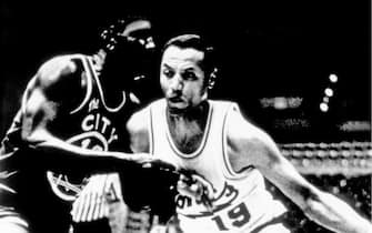 SEATTLE - 1970: Lenny Wilkens of the Seattle SuperSonics  drives against the Golden State Warriors circa 1970 in Seattle, Washington. NOTE TO USER: User expressly acknowledges and agrees that, by downloading and or using this photograph, User is consenting to the terms and conditions of the Getty Images License Agreement. Mandatory Copyright Notice: Copyright 1970 NBAE (Photo by NBA Photos/NBAE via Getty Images)