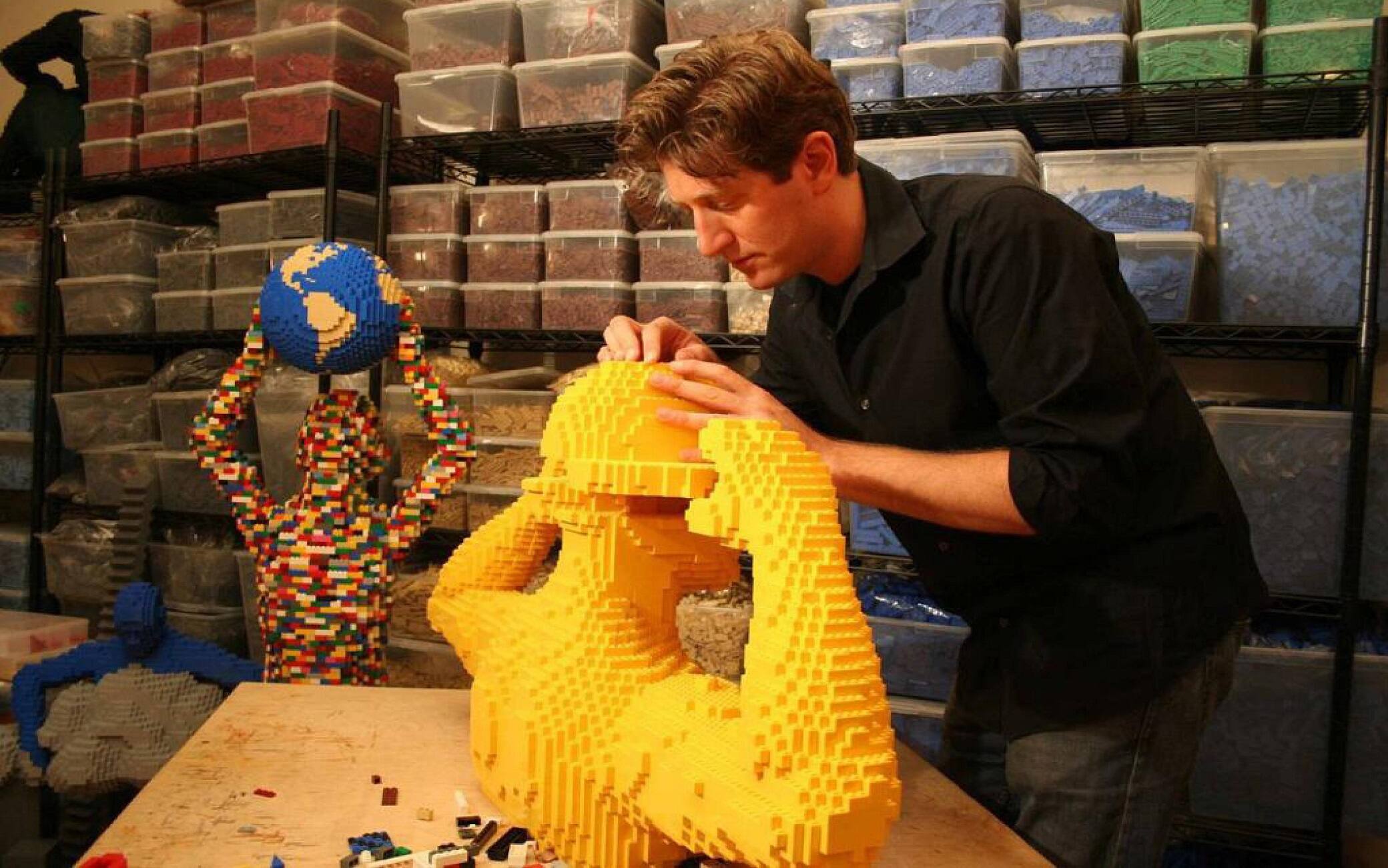 Una delle sculture, esposta al Ride Milano Urban Hub, dal 26 aprile al 28 agosto, in occasione della mostra 'The Art of the Brick' che presenta una selezione delle opere dell'artista contemporaneo Nathan Sawaya, 19 Aprile 2022. ANSA/US