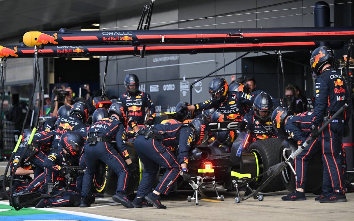 https://static.sky.it/editorialimages/65f7d056c6fdefa581b0778589ef8223a7e983a6/skysport/it/motori/formula-1/f1-pit-stop-piu-veloci-team-stagione-2025/getty_tsunoda_pit_stop_f1.jpg?im=Resize,width=1218