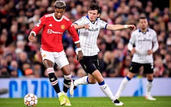 epa09534839 Manchester United's Marcus Rashford (L) in action against Atalanta's Marten de Roon (R) during the UEFA Champions League group F soccer match between Manchester United and Atalanta BC in Manchester, Britain, 20 October 2021.  EPA/Peter Powell