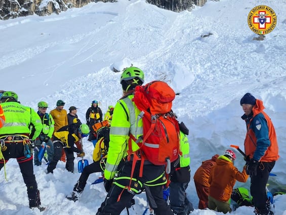 valanga sulle dolomiti bellunesi vicino a cortina travolti tre sciatori due morti