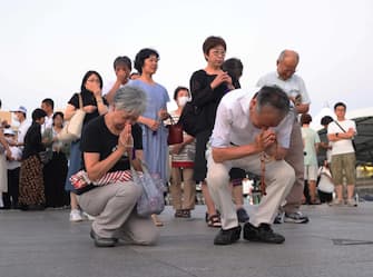 epa10786889 People offer prayers for victims of the atomic bombing of Hiroshima in front of a cenotaph at Hiroshima Peace Memorial Park in Hiroshima, Hiroshima Prefecture, western Japan, 06 August 2023, marking the 78th anniversary of the atomic bombing. Hiroshima City has announced the toll of victims from the atomic bombing rose to about 140,000. The number of victims was counted as the end of 1945 after the August 6 bombing.  EPA/JIJI PRESS JAPAN OUT  EDITORIAL USE ONLY