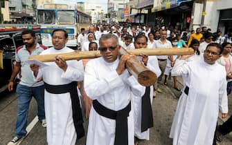 Venerdì Santo nello Sri Lanka epa12038396 Sri Lankan Catholic priests and nuns carry a cross during the Good Friday procession at a church in Colombo, Sri Lanka, 18 April 2025. Good Friday is one of the highest religious holidays observed by Christians all over the world, commemorating the crucifixion of Jesus Christ. EPA/CHAMILA KARUNARATHNE