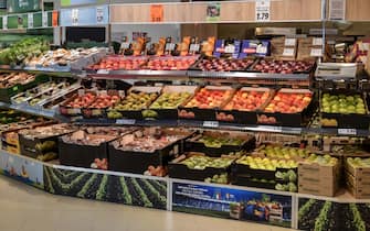 Il banco frutta e verdura - Apertura nuovo supermercato punto vendita  Lidl in via delle Forze Armate 314, Milano 1 Luglio 2020  Ansa/Matteo Corner