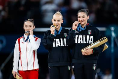 Olimpiadi, perché gli atleti mordono le medaglie sul podio