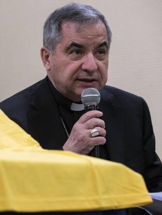 Mons. Angelo Becciu, sostituto della Segreteria di Stato vaticana con la maglia firmata dall'ex capitano della AS Roma Francesco Totti, durante la presentazione "#OrdinaryHeroes", iniziativa internazionale basata sugli eroi di tutti i giorni, presso la Filmoteca Vaticana, Roma, 08 febbraio 2018. ANSA/ANGELO CARCONI