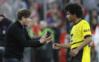 epa11251887 Dortmund's Karim Adeyemi (R) talks to Dortmund's head coach Edin Terzic (L) during the German Bundesliga soccer match between FC Bayern Munich and Borussia Dortmund in Munich, Germany, 30 March 2024.  EPA/RONALD WITTEK CONDITIONS - ATTENTION: The DFL regulations prohibit any use of photographs as image sequences and/or quasi-video.