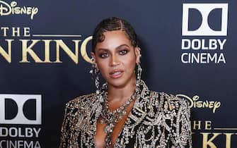 epa07706635 US singer Beyonce poses for photographers on the red carpet prior to the world premiere of 'The Lion King' at the Dolby Theater in Hollywood, California, USA, 09 July 2019. The film will be released in US theaters on 19 July.  EPA/ETIENNE LAURENT