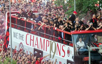 MILANO Festa del Milan per la vincita del 19° scudetto, partenza del bus con i giocatori