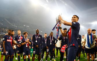 epa11370488 Achraf Hakimi of PSG celebrates with teammates during the ceremony after the Coupe de France Final match between Olympique Lyon and Paris Saint Germain in Lille, France, 25 May 2024.  EPA/MOHAMMED BADRA