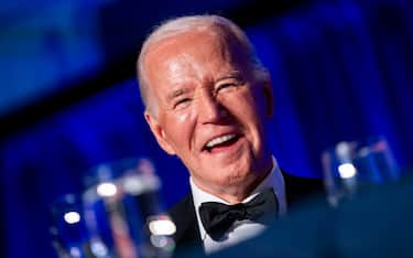epa11306176 US President Joe Biden laughs during the White House Correspondents' Association dinner at the Washington Hilton in Washington, DC, USA, 27 April 2024.  EPA/BONNIE CASH / POOL